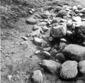 Gravanläggning. Fornlämning nr 3, detalj av kantkedjan.
