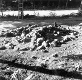 Gravanläggning. Fornlämning nr 3, från N under undersökning.