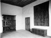 Museiinteriör, skåp, kista, bonad. 