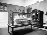 Museiinteriör. Sal med skåp efter 1768. Från främmande samlingar.