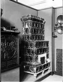 Kakelugn från Jakobsberg, Brännkyrka socken. Grönglaserad, omkring år 1700.