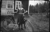 Flicka med cykel