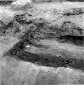 Gravfältet vid Holm hög nr 15. Träkonstruktion från väster.