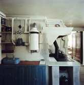 Äldre kök med varmvattenberedare, 1970-tal
