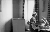 Kvinna vid pressmaskin, 1950-tal