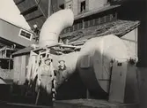 Arbetare framför rökgasfläkt, 1949