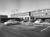 Nätstation vid bilparkering, maj 1965