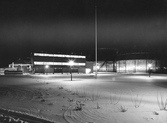 Industriverket upplyst under vinternatt, 1960-tal