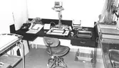 Arbetsplats på fotolaboratoriet på Idrottsvägen, 1970-tal