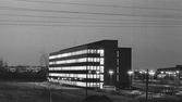 Kontorshus på Idrottsvägen med vinterbeslysning, 1970-tal