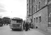 Abonnerad buss parkerad på Vasagatan 1955-05-24