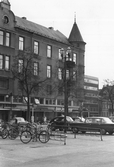 Cykel- och bilparkering på Stortorget, 1960-tal