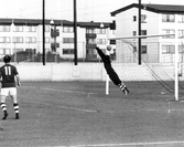 Målvakten släpper in bollen, 1970-tal