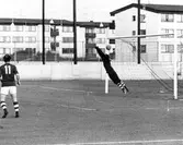 Målvakten släpper in bollen, 1970-tal