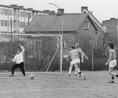 Målvakt försvarar målet, 1970-tal