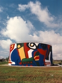 Den färdigmålade oljetanken på avstånd, 1999