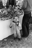 Barn i Musse Piggmask på marknad i Askersund,, 1976