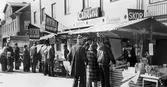Besökare på marknad i Askersund, 1976