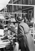 Porslinsförsäljning i Askersund,, 1976