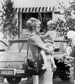 Far och dotter på marknad i Vretstorp, 1978