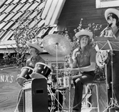 Musikunderhållning på marknad i Vretstorp, 1978