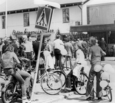 Pojkar med cyklar på marknaden i Vretstorp, 1978