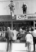 Musikunderhållning på marknad i Vretstorp, 1978
