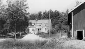 Gård i Adolfsberg, 1983