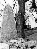 Milsten vid Hovsta kyrka, 1975