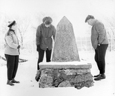Grupp vid milsten vid Öna i Hammar, 1976