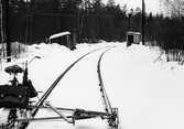 Rast och telefonkur vid järnväg i Hällsbrottet, 1970-tal