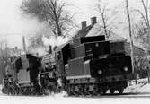 Lok på väg till stallarna i Säbylund i Kumla, 1972