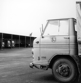 Lastbil vid SJ:s garage på Köping-Hultsgatan,, 1974