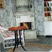 Kakelugn från  sydöstra hörnrummet i bottenvåningen i villa Fridhem. Inköpt till Murberget 1968. Kakelugnen har stått i villa Fridhem på Sälsten i sydöstra hörnrummet  i bottenvåningen. Uppmärkt och riven 1970. Återuppförd i prästgården på Murberget sept. 1970.