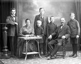 Familjebild. Byggmästare Johan Eliasson med fru och fem söner fr v: Gustav Eliasson, Rudolf Eliasson, framför honom Sven Eliasson, Georg Eliasson och Bror Eliasson längst till höger .