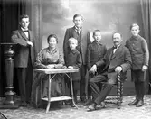 Familjebild. Byggmästare Johan Eliasson med fru och fem söner fr v: Gustav Eliasson, Rudolf Eliasson, framför honom Sven Eliasson, Georg Eliasson och Bror Eliasson längst till höger .