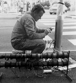 Montör kopplar trafikljus, 1970-tal