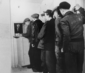 Avlöningsdags vid gamla Verkmästarkontoret, 1940-tal