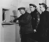 Avlöningsdags vid gamla Verkmästarkontoret, 1940-tal