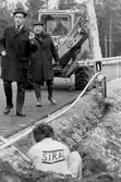 Demonstration av kabelläggning med grävmaskin, 1970-tal