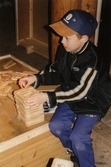 Pokje bygger med jenga i Tom Tits i Tekniska kvarnen, 1997