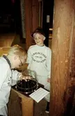 Experiment med burk med lös skruv på Tom Tits i Tekniska kvarnen, 1997