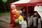 Barn med ballonger på 100-årsfirande av Karlslunds kraftstation, 1997