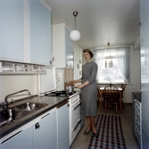 Kvinna i utställningskök i Örebro, 1960-tal