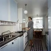 Kvinna i utställningskök i Örebro, 1960-tal