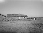 Fil dr Knut Hagberg (Svenska Dagbladet) interiör o exteriör, Hagbergs stuga på Alvaret. Hagberg själv