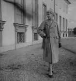 Lindens damkonfektion (Beckman) Lillemor Egnell i 2 kappor, 2 dräkter