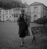 Lindens damkonfektion (Beckman) Lillemor Egnell i 2 kappor, 2 dräkter