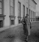 Lindens damkonfektion (Beckman) Lillemor Egnell i 2 kappor, 2 dräkter