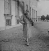 Lindens damkonfektion (Beckman) Lillemor Egnell i 2 kappor, 2 dräkter